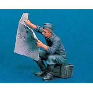 LEGEND PRODUCTIONS 1 35; Reading Newspaper Ordina Subito